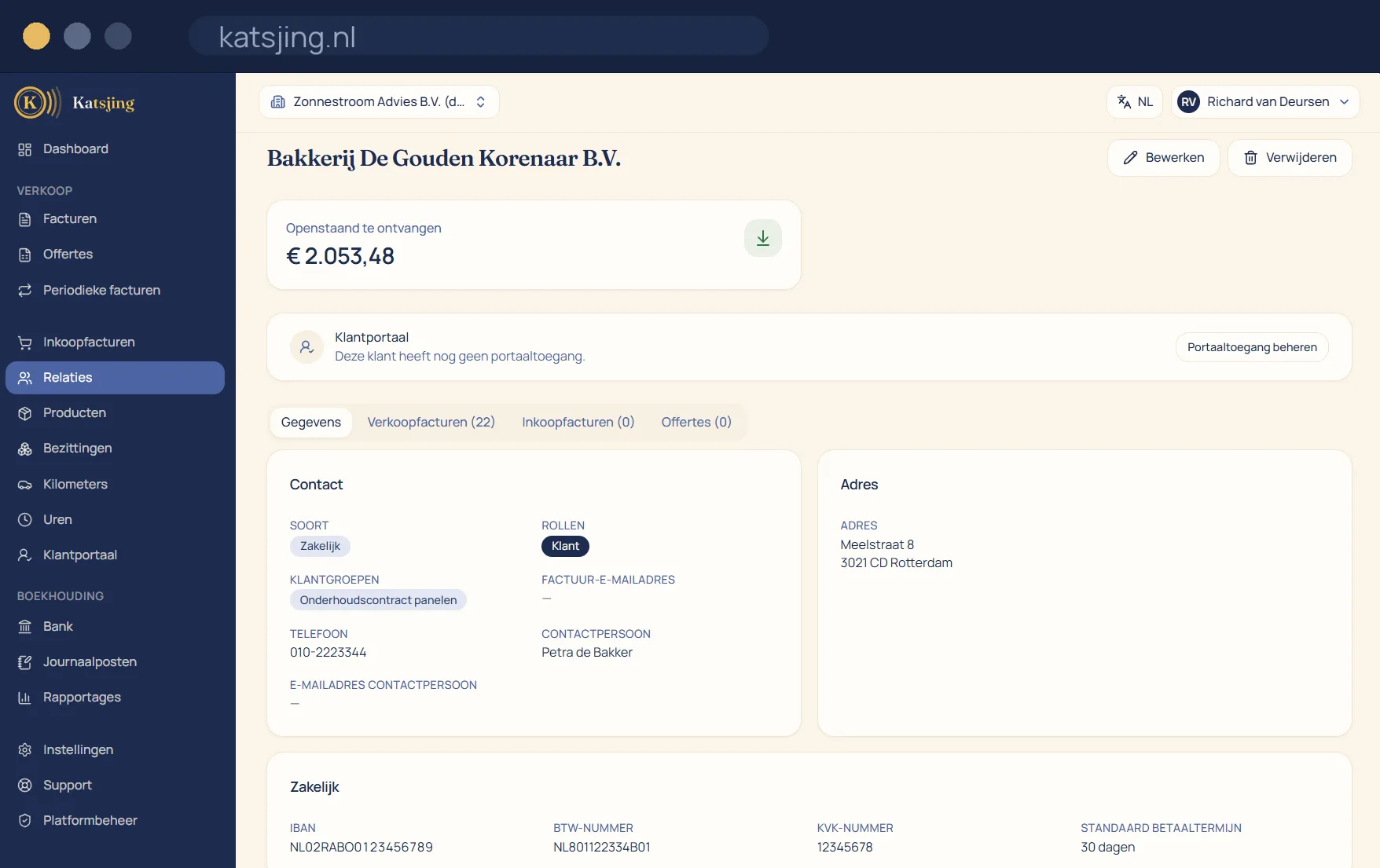 De relatiekaart van een klant met het openstaande bedrag, de portaaltoegang, tabbladen voor verkoopfacturen, inkoopfacturen en offertes, en blokken met contactgegevens, adres en zakelijke gegevens als IBAN, btw-nummer en KvK-nummer.